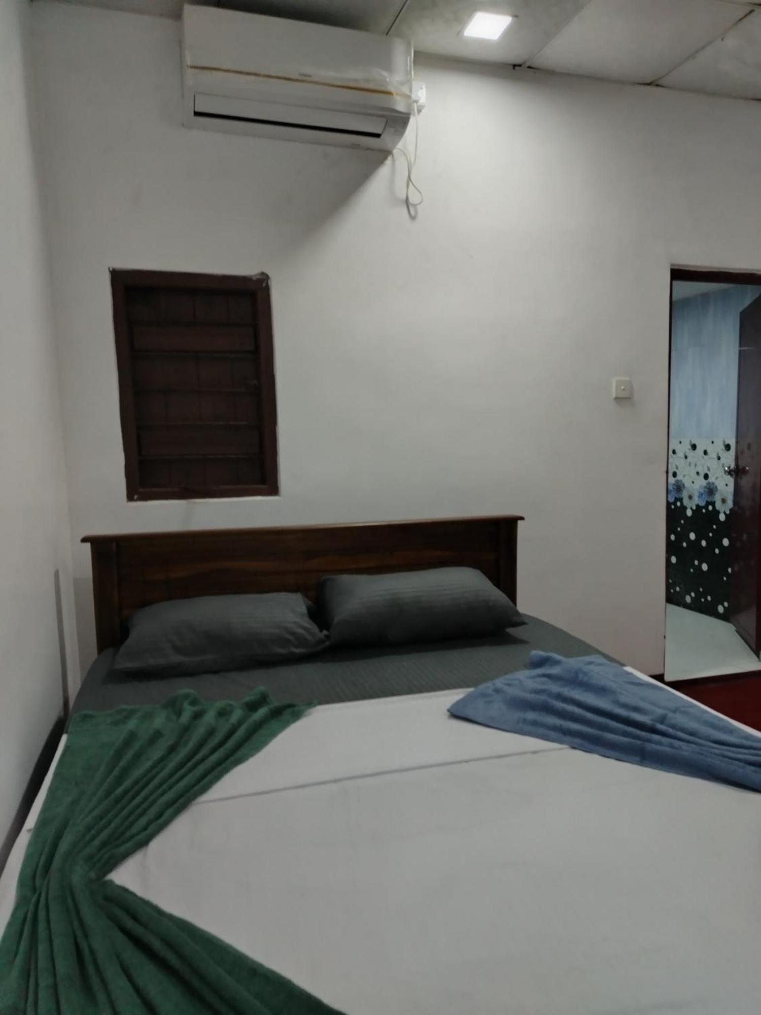 Ocean Oasis Restaurant And Rooms Trincomalee Buitenkant foto